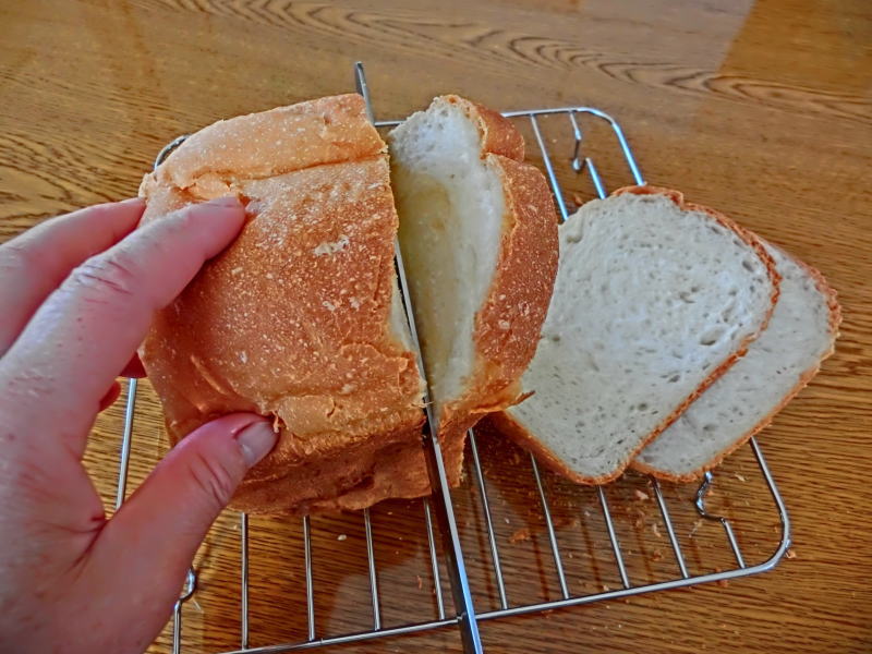 100円ショップで見つけた 食パンカットガイド が超便利 食パンはこれで